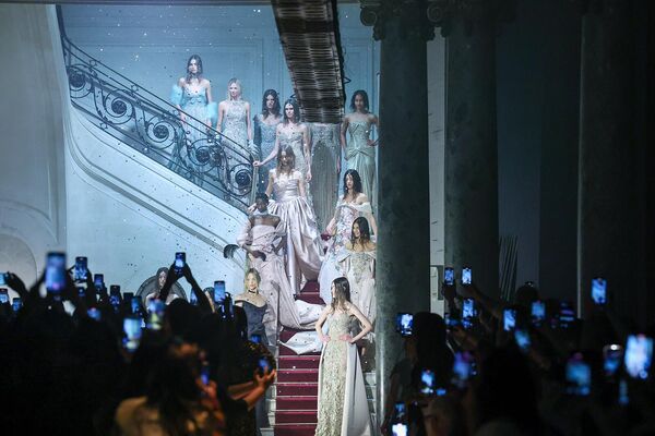Показ Elie Saab Haute Couture осень/зима 2025/2026 в рамках Недели моды в Париже. - Sputnik Армения