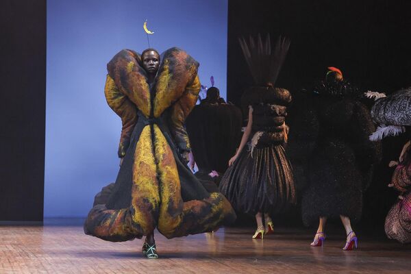 Модель во время показа коллекции Viktor &amp; Rolf Haute Couture осень/зима 2025/2026 в рамках Недели моды в Париже. - Sputnik Армения