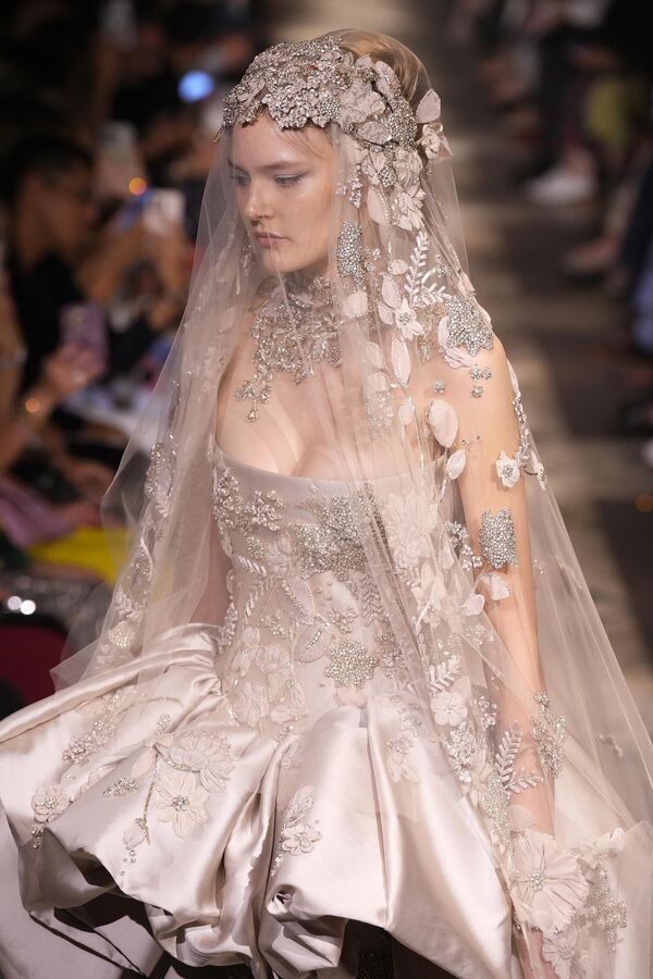 Модель во время показа Elie Saab Haute Couture осень/зима 2025/2026 в рамках Недели моды в Париже. - Sputnik Армения