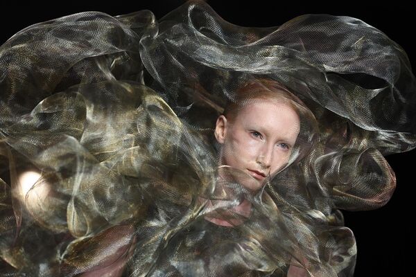 Модель одета в платье из коллекции высокой моды Iris van Herpen осень-зима 2025/26. - Sputnik Армения