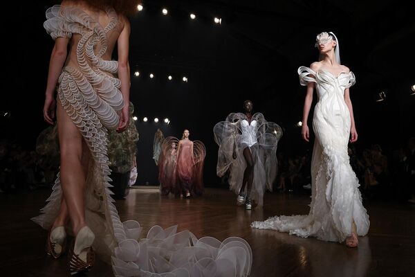 Модель в платье из коллекции высокой моды Iris van Herpen осень-зима 2025/26. - Sputnik Армения