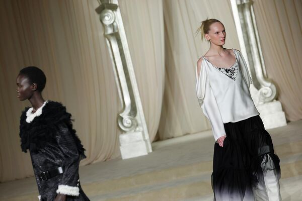 Алекс Консани на подиуме во время показа коллекции Chanel Haute Couture осень/зима 2025/2026 в рамках Недели моды в Париже. - Sputnik Армения