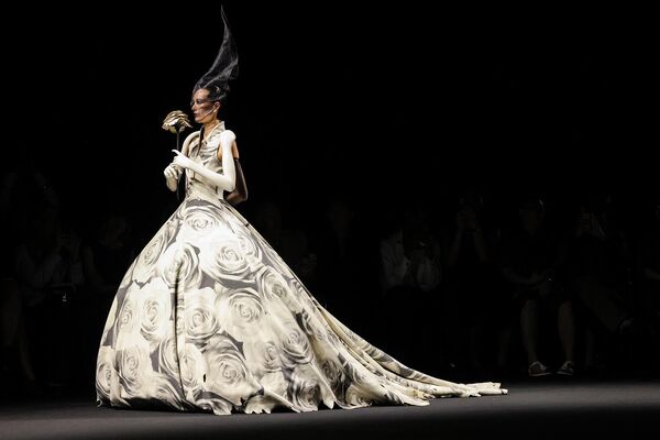 Модель во время показа коллекции Robert Van Haute Couture осень/зима 2025/2026 в Театре Шатле в рамках Недели моды в Париже. - Sputnik Армения