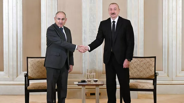 Премьер-министр Никол Пашинян на встрече с президентом Азербайджана Ильхамом Алиевым (10 июля 2025). Абу-Даби - Sputnik Армения