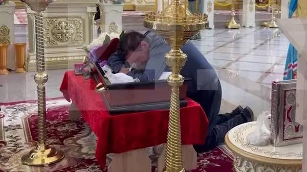 Прощание с пятилетним мальчиком, закрывшим собой маму во время удара беспилотников ВСУ
 - Sputnik Армения