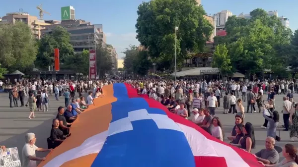 50-метровый флаг Арцаха развернули перед началом митинга на площади Свободы - Sputnik Армения