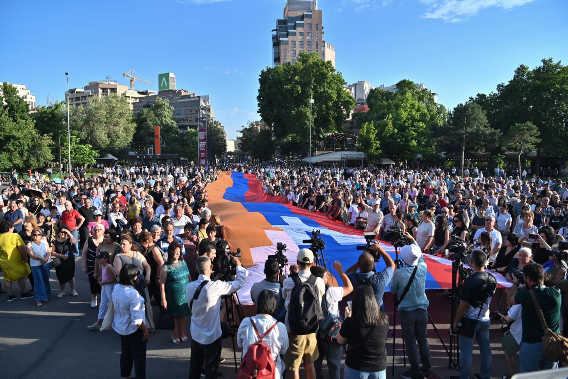 50-метровый флаг Арцаха развернули арцахцы перед началом митинга на площади Свободы (12 июля 2025). Еревaн - Sputnik Արմենիա, 1920, 12.07.2025