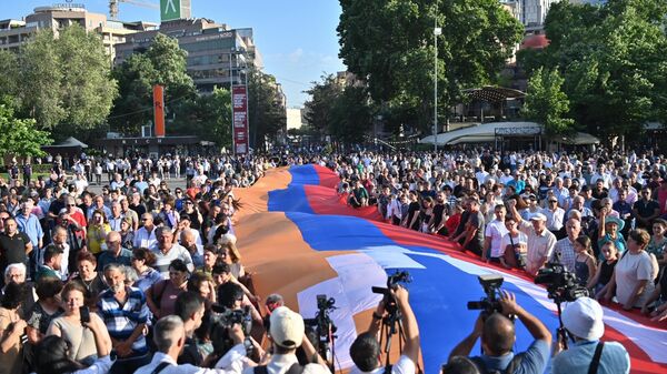 50-метровый флаг Нагорного Карабаха на митинге в Ереване - Sputnik Армения