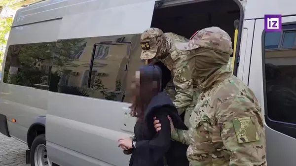 Кадры задержания девушки, которая должна была взорвать автомобиль российского военного в Крыму - Sputnik Армения