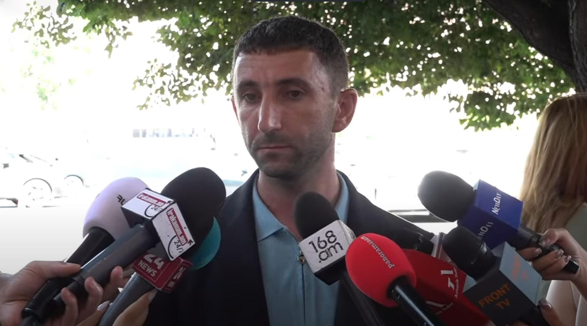 Член Совета по защите прав арцахцев Артак Мкртчян общается с прессой во время акции на площади Республики (14 июля 2025). Еревaн - Sputnik Армения, 1920, 14.07.2025