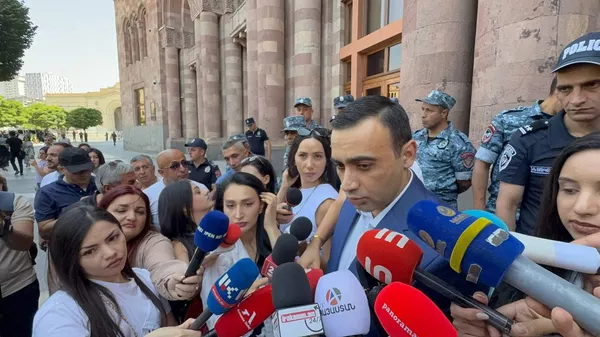Тарон Чахоян общается с прессой в рамках акции арцахцев на площади Республики (14 июля 2025). Еревaн - Sputnik Армения