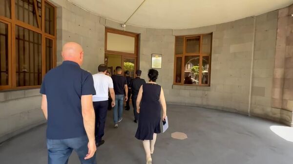 Արցախցիների խումբը մտավ ՀՀ կառավարության շենք, որտեղ նրանց հանդիպում է սպասում - Sputnik Արմենիա