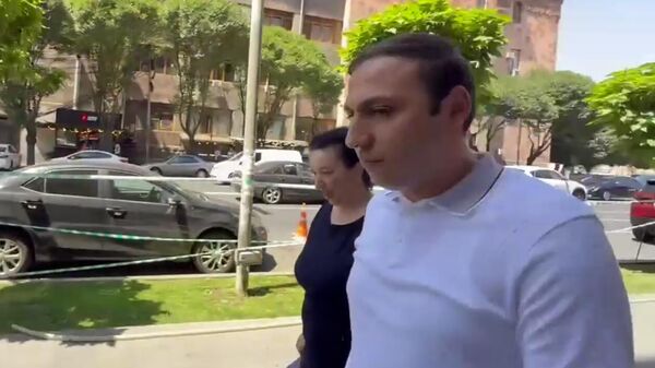 Экс-омбудсмен Арцаха Гегам Степанян на акции арцахцев (14 июля 2025). Еревaн - Sputnik Армения