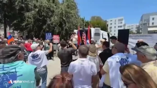 Армяне Глендейла провели митинг в защиту Церкви у здания генконкульства Армении - Sputnik Армения