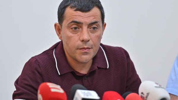 Адвокат Сергей Арутюнян на пресс-конференции на тему недавних арестов деятелей Дашнакцутюн в центре Симон Врацян АРФД (14 июля 2025). Еревaн - Sputnik Армения