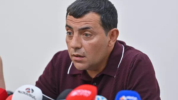 Адвокат Сергей Арутюнян на пресс-конференции на тему недавних арестов деятелей Дашнакцутюн в центре Симон Врацян АРФД (14 июля 2025). Еревaн - Sputnik Армения