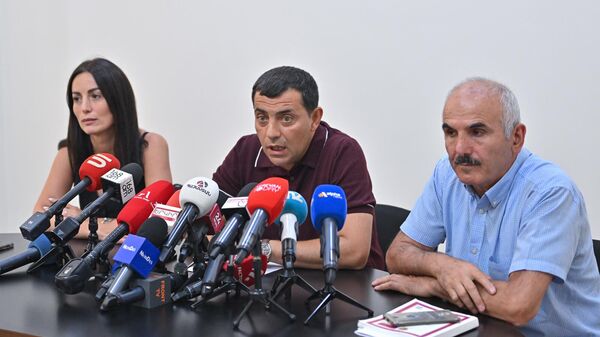 Փաստաբաններ Մանուշ Եսայանը, Սերգեյ Հարությունյանը և Մկրտիչ Դավթյանը - Sputnik Արմենիա