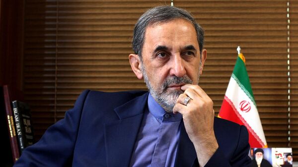 Главный советник верховного лидера Ирана Али Акбар Велаяти дает интервью Associated Press в своем офисе (18 августа 2013). Тегеран - Sputnik Армения