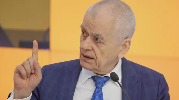 Академик РАН, заместитель президента Российской академии образования Геннадий Онищенко во время видеомоста Москва — Минск — Астана — Бишкек — Ереван на тему: Биобезопасность стран ЕАЭС (16 июля 2025). Москва - Sputnik Армения