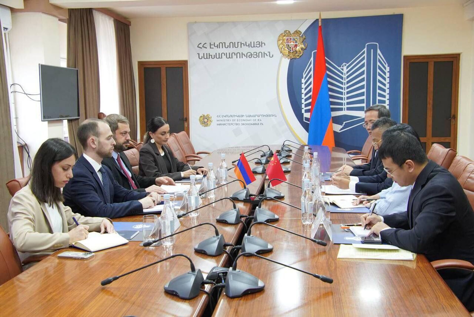 Министр экономики Геворг Папоян принял Чрезвычайного и полномочного посла Китая Ли Синвэя (16 июля 2025). Еревaн Министр экономики Геворг Папоян принял Чрезвычайного и полномочного посла Китая Ли Синвэя (16 июля 2025). Еревaн - Sputnik Արմենիա, 1920, 16.07.2025