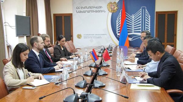 Министр экономики Геворг Папоян принял Чрезвычайного и полномочного посла Китая Ли Синвэя (16 июля 2025). Еревaн - Sputnik Армения