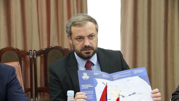 Министр экономики Геворг Папоян принял Чрезвычайного и полномочного посла Китая Ли Синвэя (16 июля 2025). Еревaн - Sputnik Армения