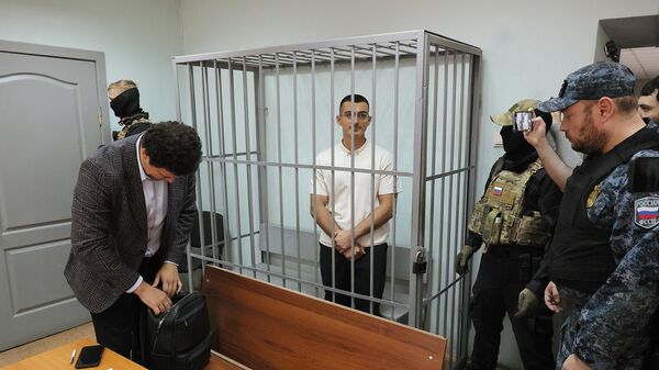 Сын Мутвалы Шыхлински, обвиняемый в насилии в отношении представителя власти, во время избрания ему меры пресечения в Ленинском районном суде (16 июля 2025). Екатеринбург - Sputnik Армения