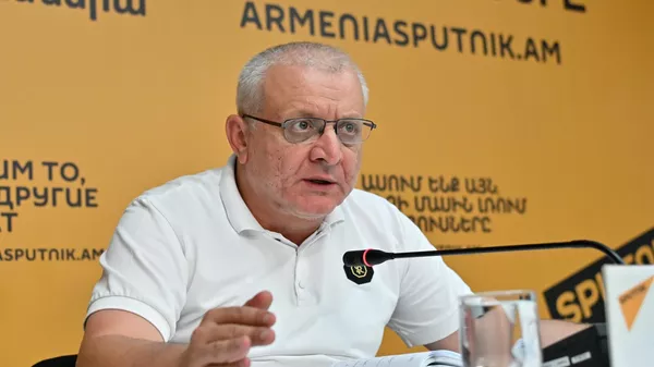 Лидер партии Демократическая альтернатива Сурен Суренянц проводит пресс-конференцию (17 июля 2025). Еревaн - Sputnik Армения