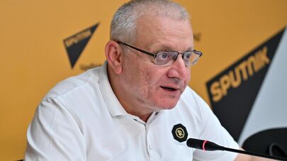 Лидер партии "Демократическая альтернатива" Сурен Суренянц проводит пресс-конференцию (17 июля 2025). Еревaн