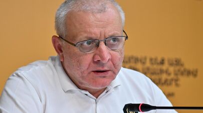 Лидер партии "Демократическая альтернатива" Сурен Суренянц проводит пресс-конференцию (17 июля 2025). Еревaн