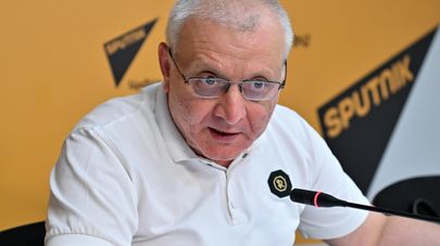 Лидер партии "Демократическая альтернатива" Сурен Суренянц проводит пресс-конференцию (17 июля 2025). Еревaн