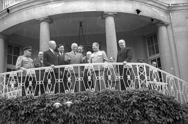 Гарри Трумэн, Иосиф Сталин, Вячеслав Молотов на балконе. Потсдамская конференция - Sputnik Армения