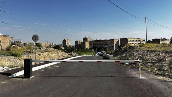 Դավթաշենի նորակառույց թաղամասի արգելափակոցը  - Sputnik Արմենիա