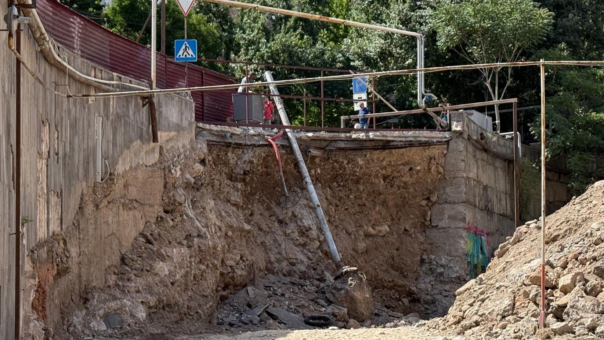 Երևանի Սարյան-Ամիրյան խաչմերուկի փլուզված մայթը Երևանի Սարյան-Ամիրյան խաչմերուկի փլուզված մայթը - Sputnik Արմենիա, 1920, 17.07.2025