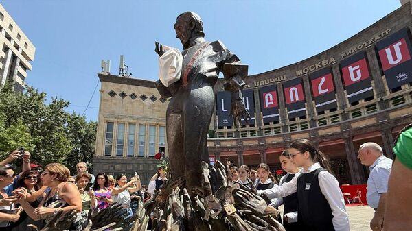 Памятник Шарлю Азнавуру открыли в центре Еревана у кинотеатра Москва - Sputnik Արմենիա