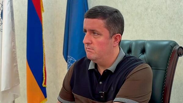 Временно исполняющий обязанности генерального директора ЗАО Электросети Армении Давид Казинян во время пресс-конференции (18 июля 2025). Еревaн - Sputnik Армения