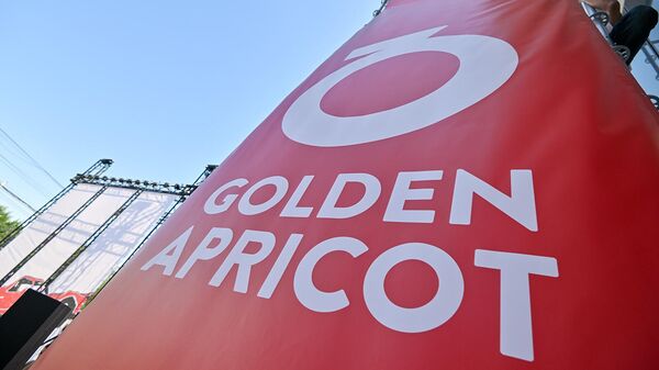 Логотип международного кинофестиваля Золотой абрикос у Дома кино в Ереване - Sputnik Армения