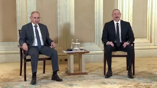 Премьер-министр Никол Пашинян на встрече с президентом Азербайджана Ильхамом Алиевым (10 июля 2025). Абу-Даби - Sputnik Армения