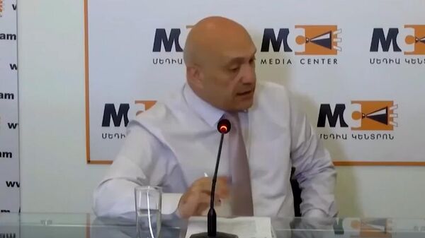 Пашинян и его жена должны быть сдержаннее в своих выражениях: председатель Комитета по защите свободы слова Ашот Меликян - Sputnik Армения