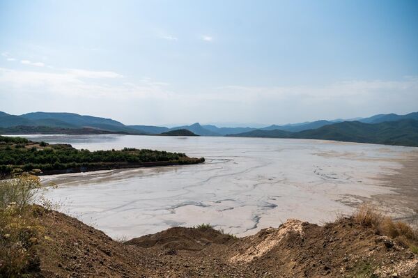 Арцваникское хвостохранилище на Зангезурском медно-молибденовом комбинате Арцваникское хвостохранилище на Зангезурском медно-молибденовом комбинате - Sputnik Армения