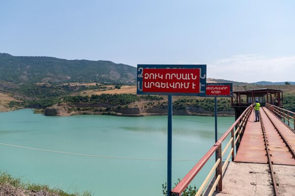 Пруд-отстойник на Арцваникском хвостохранилище Зангезурского медно-молибденового комбината Пруд-отстойник на Арцваникском хвостохранилище Зангезурского медно-молибденового комбината - Sputnik Армения