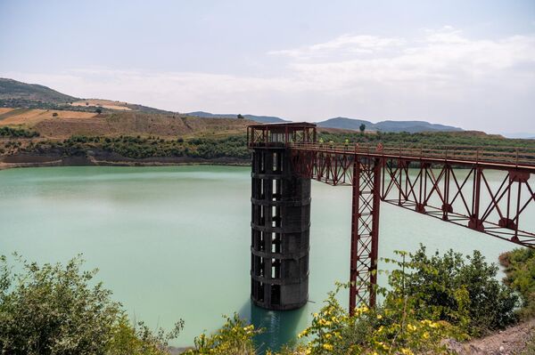 Фильтрационная башня на Арцваникском хвостохранилище Зангезурского медно-молибденового комбината Фильтрационная башня на Арцваникском хвостохранилище Зангезурского медно-молибденового комбината - Sputnik Армения