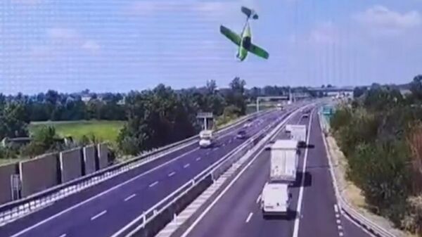 Իտալիայում ինքնաթիռն ընկել է ճանապարհով երթևեկող ավտոմեքենաների վրա - Sputnik Արմենիա