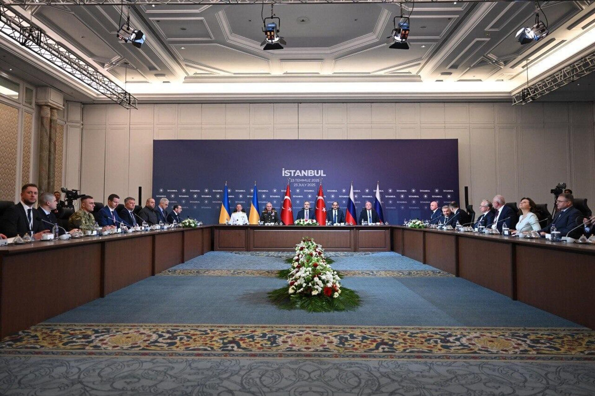 Третий раунд переговоров России и Украины во дворце Чираган (23 июля 2025). Стамбул - Sputnik Армения, 1920, 23.07.2025