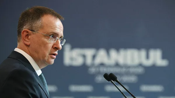 Помощник президента РФ Владимир Мединский во время пресс-подхода после завершения переговоров между делегациями России и Украины во дворце Чираган (23 июля 2025). Стамбул - Sputnik Армения