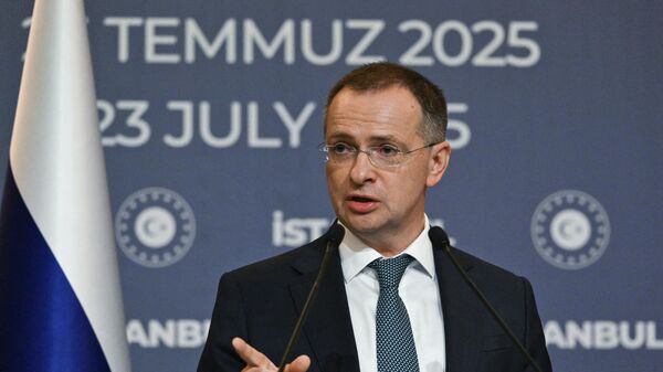 Помощник президента РФ Владимир Мединский во время пресс-подхода после завершения переговоров между делегациями России и Украины во дворце Чираган (23 июля 2025). Стамбул - Sputnik Армения