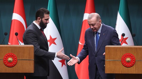 Президент Турции Реджеп Тайип Эрдоган пожимает руку временному президенту Сирии Ахмаду аш-Шараа во время совместной пресс-конференции по итогам встречи (4 февраля 2025). Анкарa - Sputnik Армения