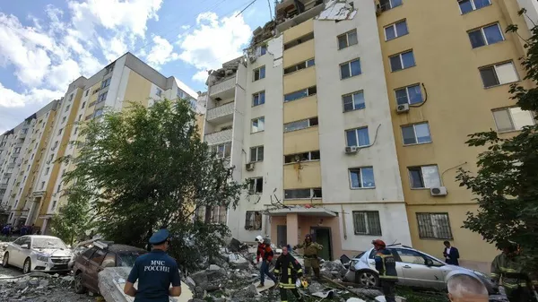 Спасатели на месте взрыва в жилой многоэтажке (25 июля 2025). Саратов - Sputnik Армения
