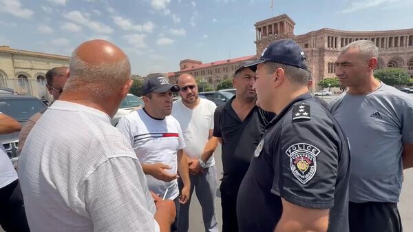 Водители-гиды проводят акцию протеста в Ереване - Sputnik Армения