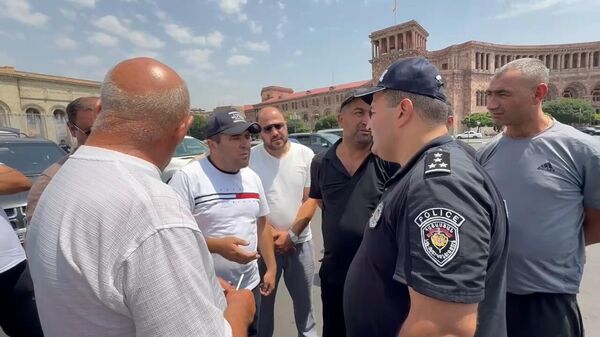 Տուրիստական ծառայություններ մատուցող վարորդները բողոքի ակցիա են անում Երևանի կենտրոնում - Sputnik Արմենիա